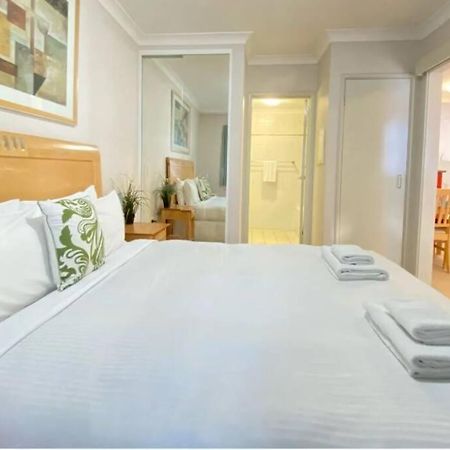 City & Lakeside With Free Parking, Pool And 10 Mins Walk Into The City Перт Экстерьер фото