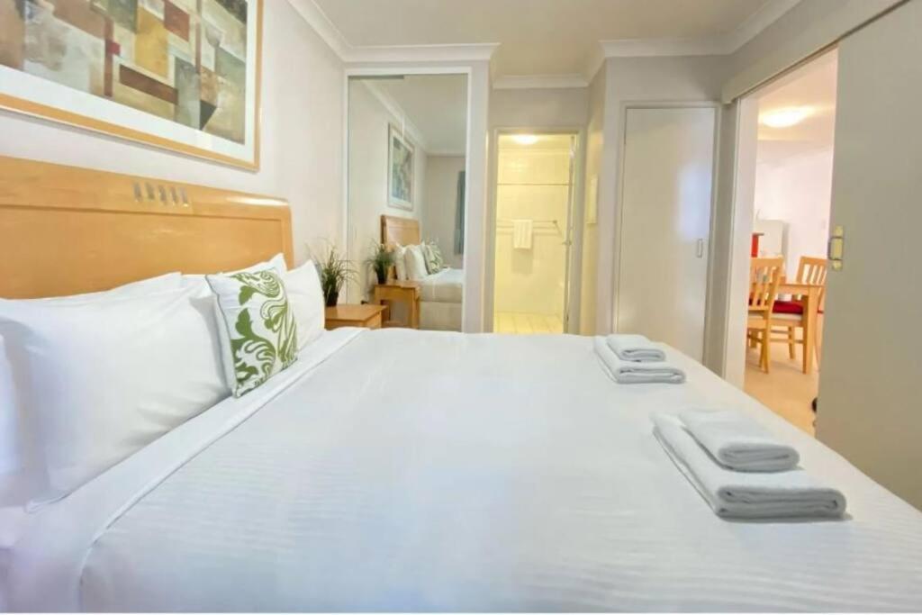 City & Lakeside With Free Parking, Pool And 10 Mins Walk Into The City Перт Экстерьер фото