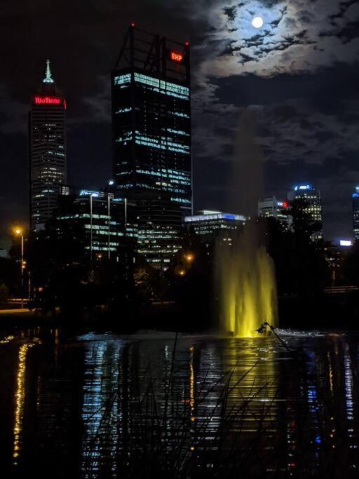 City & Lakeside With Free Parking, Pool And 10 Mins Walk Into The City Перт Экстерьер фото