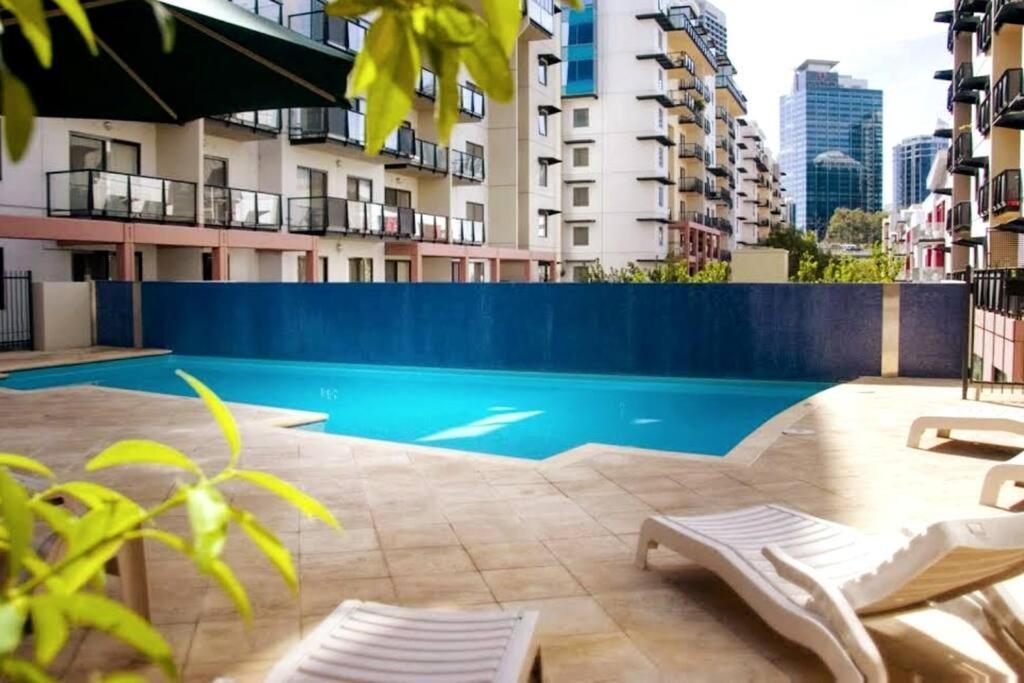 City & Lakeside With Free Parking, Pool And 10 Mins Walk Into The City Перт Экстерьер фото