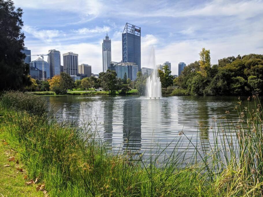 City & Lakeside With Free Parking, Pool And 10 Mins Walk Into The City Перт Экстерьер фото