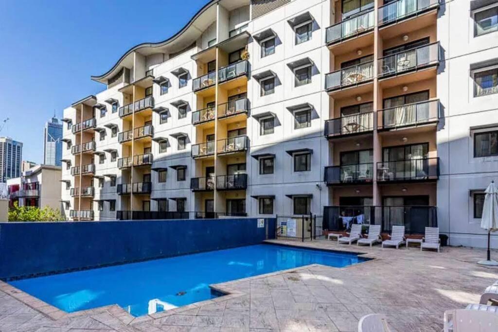 City & Lakeside With Free Parking, Pool And 10 Mins Walk Into The City Перт Экстерьер фото