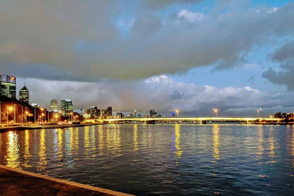 City & Lakeside With Free Parking, Pool And 10 Mins Walk Into The City Перт Экстерьер фото